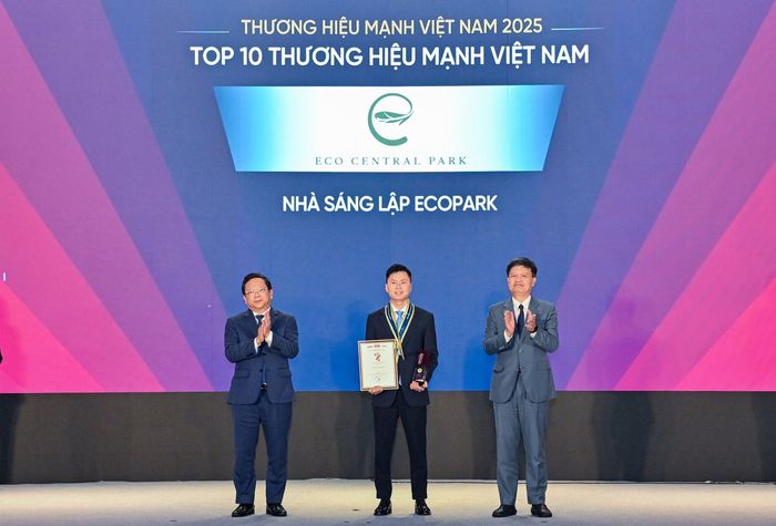 Đại diện nhà sáng lập Ecopark nhận giải thưởng Thương hiệu mạnh Việt Nam 2025.