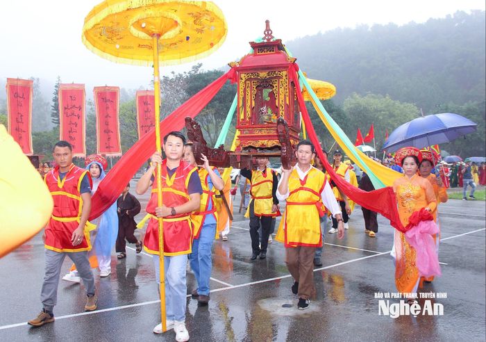 Lễ rước tại Lễ hội Đền Vua Mai. Ảnh: Mai Hoa
