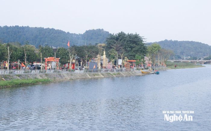 Đền Ông Hoàng Mười nằm ở vị thế phong cảnh hữu tình, trước là dòng sông Mộc, sau là núi Quyết, tạo điều kiện phát triển du lịch tâm linh và trải nghiệm. Ảnh: Mai Hoa
