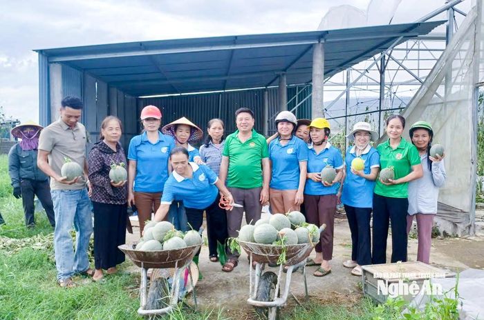 Khi thiên tai ập đến, thị trường không chỉ đơn thuần là nơi mua bán, mà đã trở thành nhịp cầu gắn kết, nơi lan tỏa nghĩa tình. Ảnh: T.P