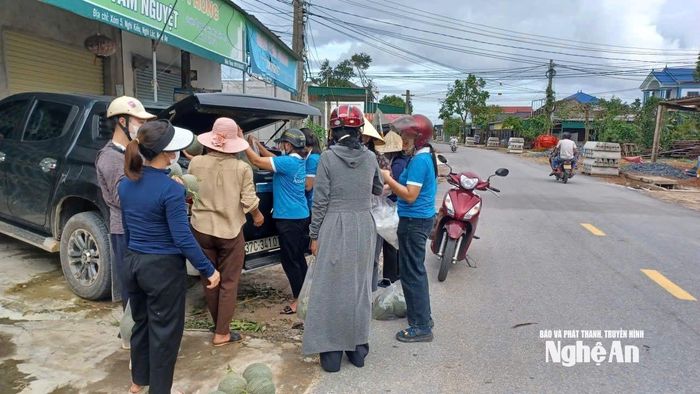 Chở đi bán lẻ ở các điểm, giúp gia đình vớt vát thu nhập. Ảnh: T.P