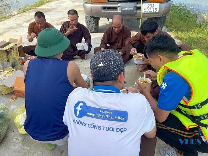 Những đoàn thiện nguyện cũng không kể ngày đêm, nỗ lực lăn xả vào vùng lũ giúp dân. Tranh thủ ăn một gói mỳ tôm ngay bên vệ đường để cứu trợ Nhân dân bị cô lập ở xã Nông Cống.