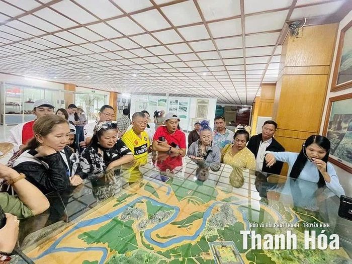 Đoàn các doanh nghiệp lữ hành Thái Lan tìm hiểu điểm đến Di sản Văn hóa thế giới Thành Nhà Hồ.