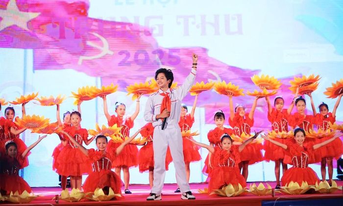 Các tiết mục biểu diễn văn nghệ.