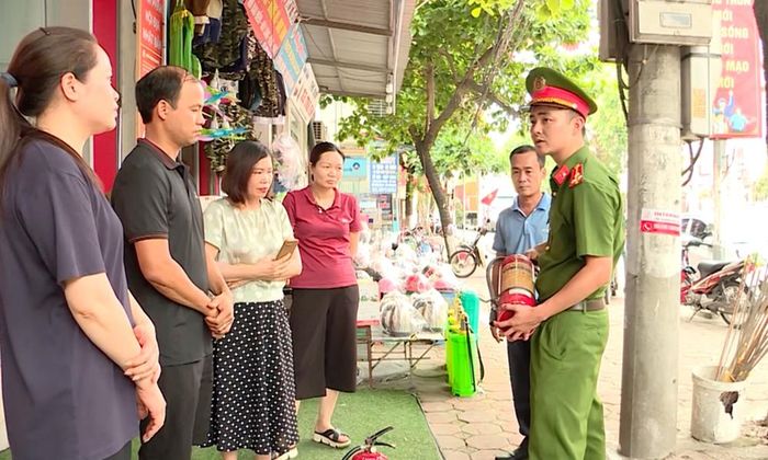  Công an xã Lương Tài hướng dẫn người dân sử dụng bình chữa cháy đúng phương pháp. 