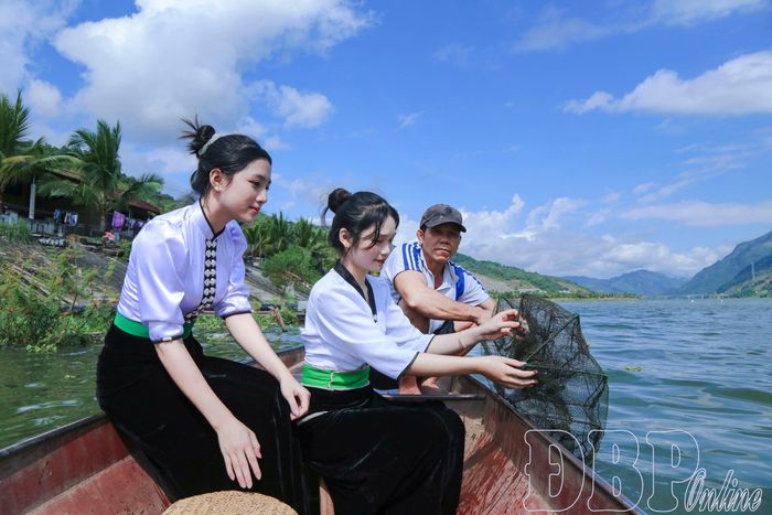 Khám phá, trải nghiệm đánh bắt thủy sản trên dòng Đà giang.