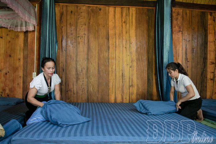 Người dân bản Quan Chiêng chỉnh trang homestay, chuẩn bị cơ sở vật chất sẵn sàng phục vụ du khách mùa nước nổi.
