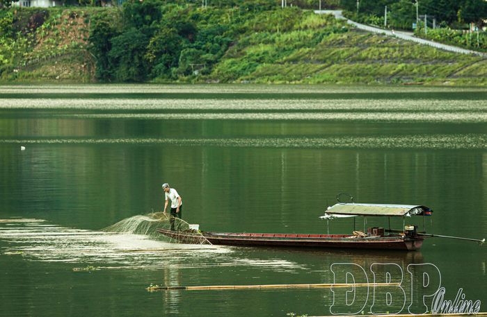 Các hoạt động đánh bắt sông nước trên lòng hồ thủy điện mùa nước nổi.