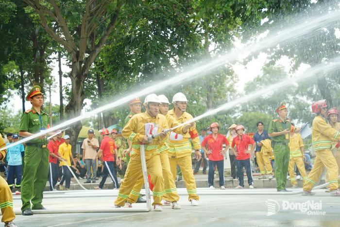 Các đội thi phải phun nước đầy hộp tiêu điểm mới có thể hoàn thành nội dung “Đội hình máy bơm chữa cháy 2 lăng B phun tiêu điểm”. Ảnh: Lê Duy