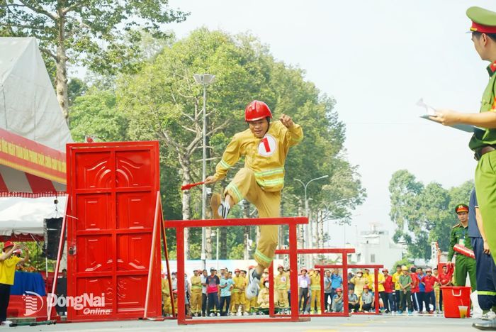 Các đội thi tham gia vượt rào trong nội dung thi “Đội hình tổng hợp 300m chữa cháy, cứu người, cứu tài sản”. Ảnh: Lê Duy