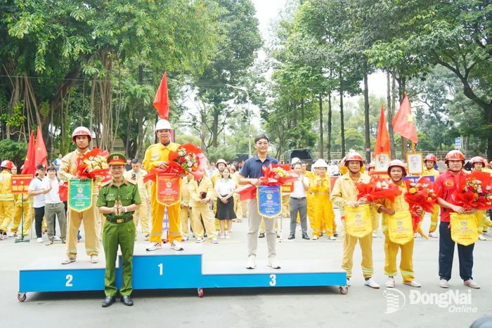 Thượng tá Nguyễn Thọ Bài, Trưởng phòng Cảnh sát Phòng cháy, chữa cháy và cứu nạn, cứu hộ Công an tỉnh Đồng Nai trao giải cho các đội có thành tích cao ở nội dung thi “Đội hình máy bơm chữa cháy 2 lăng B phun tiêu điểm”. Ảnh: Lê Duy