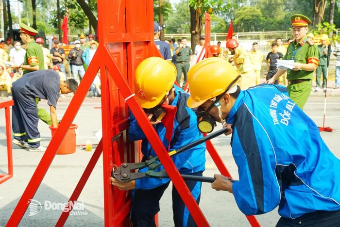 Các đội thi thực hành phần phá khóa trong nội dung thi “Đội hình tổng hợp 300m chữa cháy, cứu người, cứu tài sản”. Ảnh: Đăng Tùng