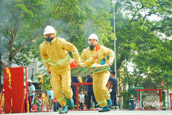 Một trong những điểm nhấn của hội thi là đòi hỏi sự phối hợp nhịp nhàng của các thí sinh khi thực hành phần thi cứu người. Ảnh: Đăng Tùng