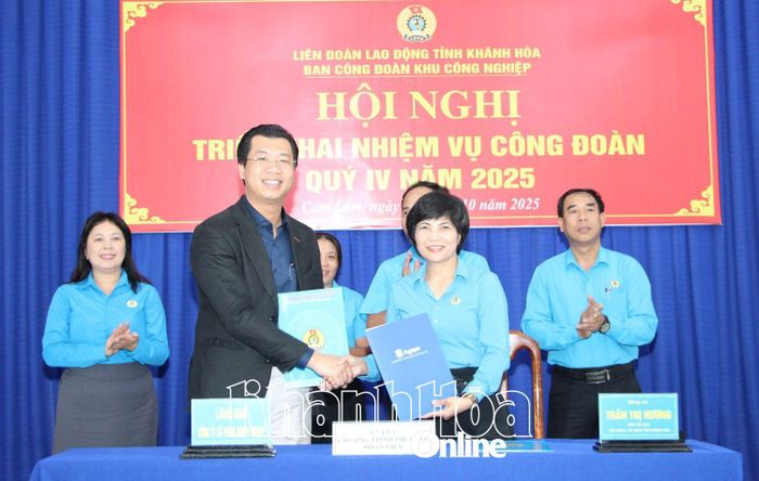 Lãnh đạo hai đơn vị thực hiện ký kết chương trình phúc lợi cho đoàn viên, người lao động.