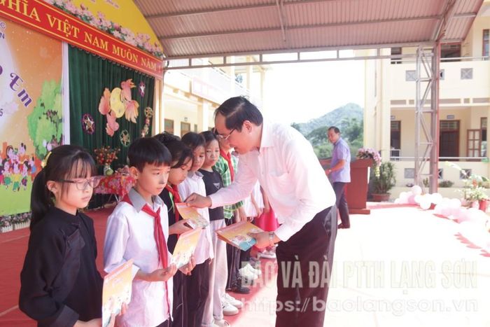 Đồng chí Dương Xuân Huyên, Ủy viên Ban Thường vụ Tỉnh ủy, Phó Chủ tịch Thường trực UBND tỉnh tặng quà các em học sinh trên địa bàn xã Cao Lộc
