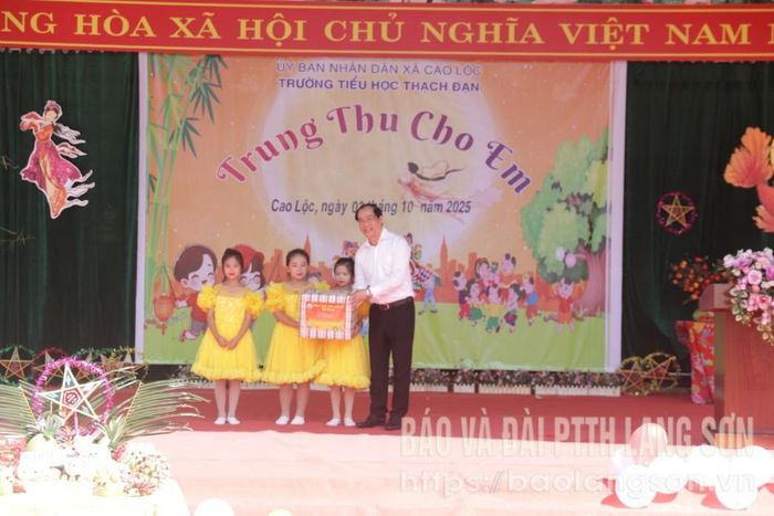 Đồng chí Dương Xuân Huyên, Ủy viên Ban Thường vụ Tỉnh ủy, Phó Chủ tịch Thường trực UBND tỉnh tặng quà cho học sinh Trường Tiểu học Thạch Đạn, xã Cao Lộc
