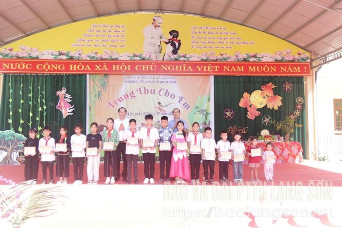Đồng chí Dương Xuân Huyên, Ủy viên Ban Thường vụ Tỉnh ủy, Phó Chủ tịch Thường trực UBND tỉnh và lãnh đạo Sở Giáo dục và Đào tạo tặng quà học sinh trên địa bàn xã Cao Lộc