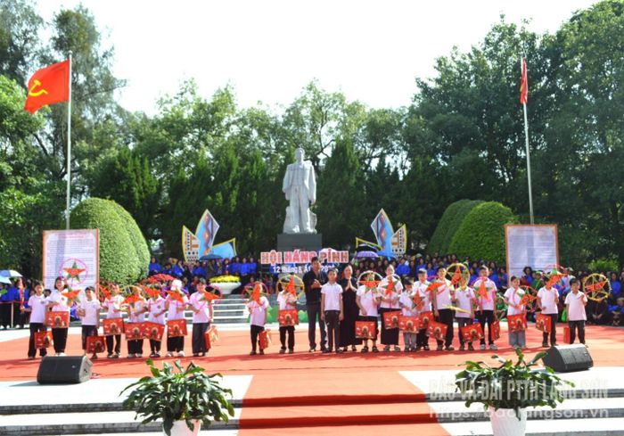 Ban Tổ chức hội Háng Pỉnh năm 2025 tặng bánh, đèn ông sao truyền thống cho các em học sinh tiêu biểu có hoàn cảnh khó khăn của Trường Tiểu học Chi Lăng, phường Lương Văn Tri.