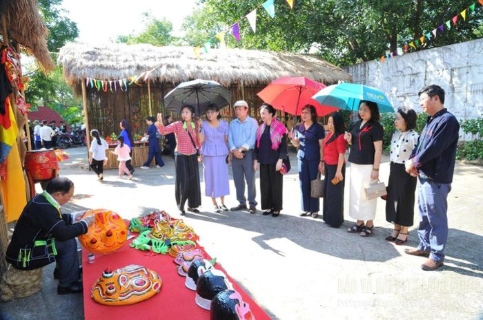 Các đại biểu tham quan các gian hàng tái hiện không gian văn hóa chợ phiên Kỳ Lừa tại Bảo tàng tỉnh