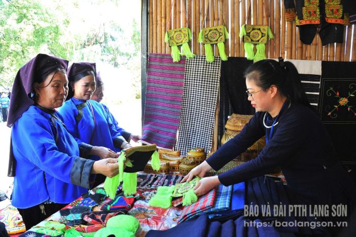 Người dân tham quan gian hàng trưng bày các sản phẩm thổ cẩm truyền thống tại Bảo tàng tỉnh