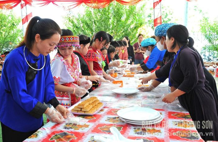 Đông đảo người dân trải nghiệm trải nghiệm làm bánh trung thu truyền thống tại khuôn viên Bảo tàng tỉnh