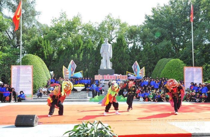 Tiết mục múa sư tử mèo tại chương trình khai mạc