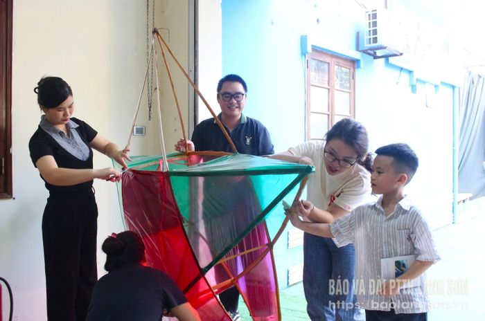 Đoàn thanh niên Báo và Đài Phát thanh Truyền hình Lạng Sơn làm mô hình đèn trung thu