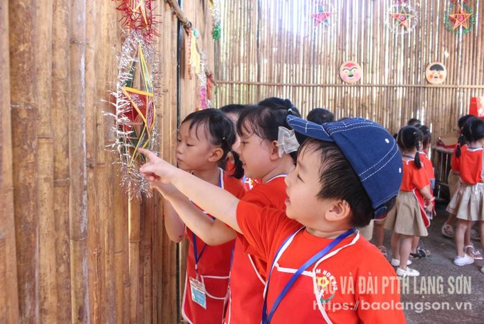 Thiếu nhi hào hứng với đèn ông sao được trưng bày tại Bảo tàng tỉnh