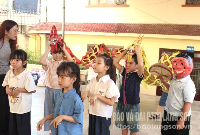 Học sinh khối lớp 1 Trường Tiểu học và Trung học cơ sở Lê Quý Đôn (phường Lương Văn Tri) tập luyện chuẩn bị cho đêm trung thu