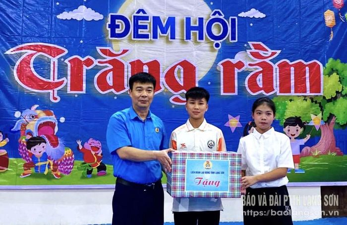 Lãnh đạo Liên đoàn Lao động tỉnh trao quà cho thanh, thiếu nhi tại Trung tâm Huấn luyện và Thi đấu thể thao tỉnh