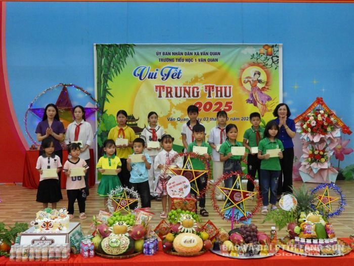 Lãnh đạo Văn phòng Đoàn đại biểu Quốc hội và HĐND tỉnh và lãnh đạo Sở Ngoại vụ trao quà cho các em học sinh