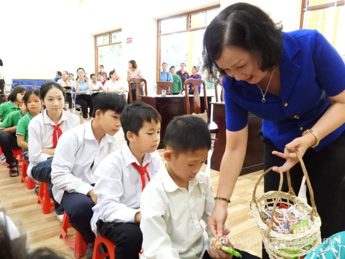 Lãnh đạo Văn phòng Đoàn đại biểu Quốc hội và HĐND tỉnh chung vui tết trung thu với các em học sinh