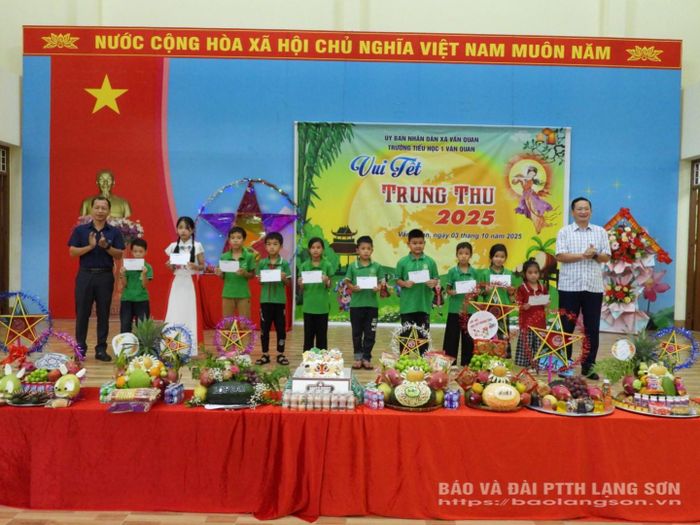 Lãnh đạo xã Văn Quan trao quà cho các em học sinh nhân dịp tết trung thu