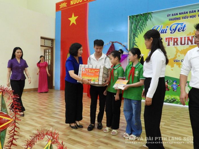 Lãnh đạo Văn phòng Đoàn Đại biểu Quốc hội và HĐND tỉnh trao quà cho các em học sinh
