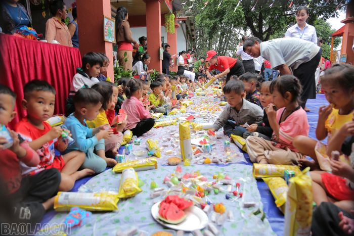  Các em nhỏ trường mầm non Trung Chải liên hoan phá cỗ 