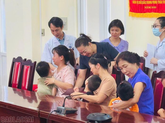  Đồng chí Phạm Bích Vân, Phó Giám đốc Sở Y tế trao quà Tết Trung thu cho bệnh nhi. 