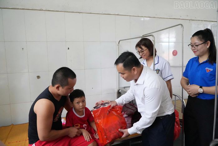  Chủ tịch Ủy ban Mặt trận Tổ quốc Việt Nam xã Bảo Yên tặng quà cho các bệnh nhi. 