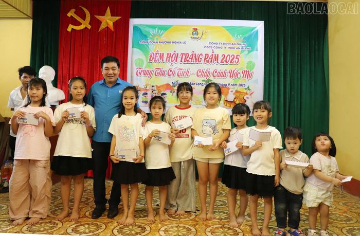  Trao học bổng cho con của đoàn viên, lao động. 