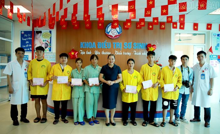  Đoàn thăm, tặng quà Tết trung thu tại Bệnh viện Sản - Nhi, Bệnh viện Phục hồi chức năng tỉnh. 