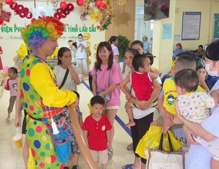 Các em nhỏ đặc biệt thích thú trước món quà bóng bay tạo hình nhiều màu sắc. 