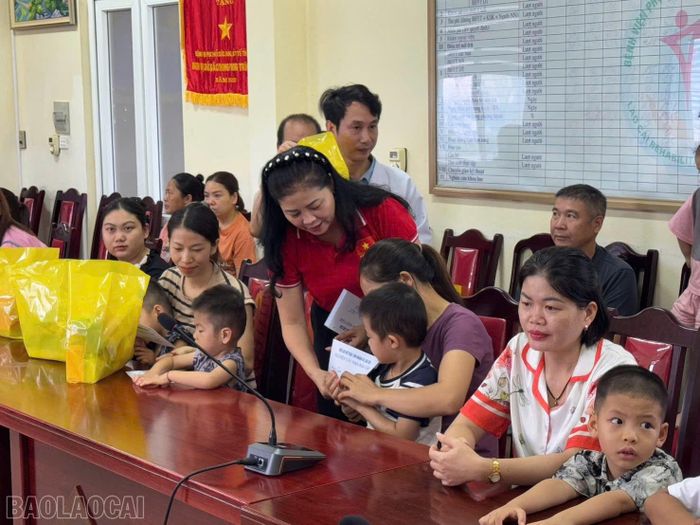  Bệnh nhi nhận được nhiều phần quà Tết Trung thu của các đơn vị, câu lạc bộ, nhà hảo tâm. 