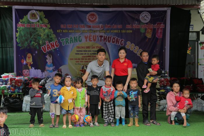  Trao học bổng cho 11 em học sinh có hoàn cảnh khó khăn 