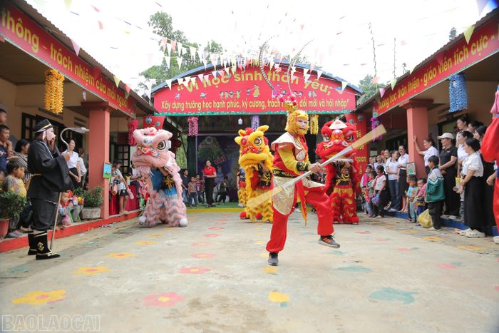  Các em háo hức xem múa lân 