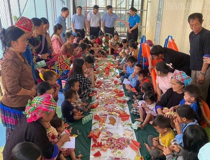  Các bệnh nhi không chỉ được nhận quà mà còn tham gia liên hoan, vui chơi, rước đèn Trung thu. 