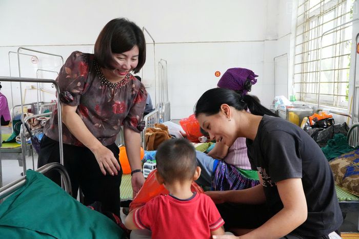  Đàm Thị Hoài An - Phó Chủ tịch UBND xã Bảo Yên tặng quà cho bệnh nhi tại Bệnh viện Đa khoa khu vực Bảo Yên. 