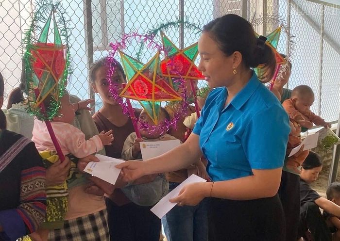  Cán bộ phụ trách công đoàn cơ sở khu vực Mù Cang Chải trao quà cho bệnh nhi có hoàn cảnh khó khăn đang điều trị tại Trung tâm Y tế khu vực Mù Cang Chải. 
