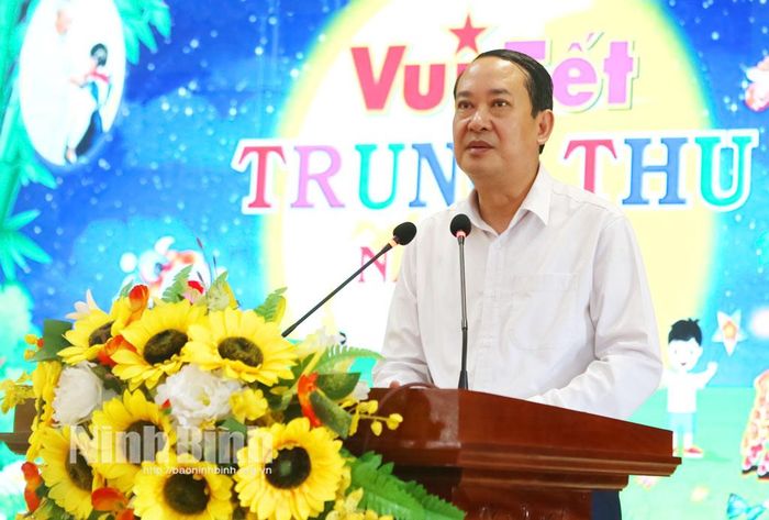 Đồng chí Mai Văn Tuất, Phó Bí thư Tỉnh ủy, Chủ tịch Ủy ban MTTQ Việt Nam tỉnh phát biểu tại chương trình vui Tết Trung thu của xã Minh Tân.