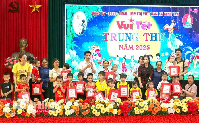 Đại diện lãnh đạo Sở Y tế tặng quà cho các cháu có hoàn cảnh khó khăn của xã Minh Tân.
