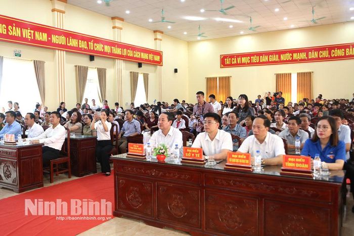 Các đại biểu dự chương trình vui Tết Trung thu tại xã Minh Tân.