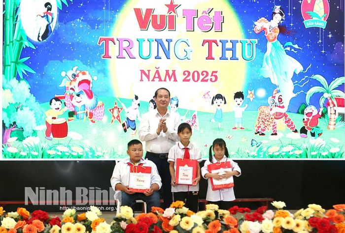 Đồng chí Mai Văn Tuất, Phó Bí thư Tỉnh ủy, Chủ tịch Ủy ban MTTQ Việt Nam tỉnh tặng quà cho các cháu có hoàn cảnh đặc biệt khó khăn tại xã Minh Tân.